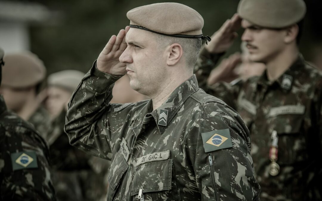 3M soldiers saluting in uniform